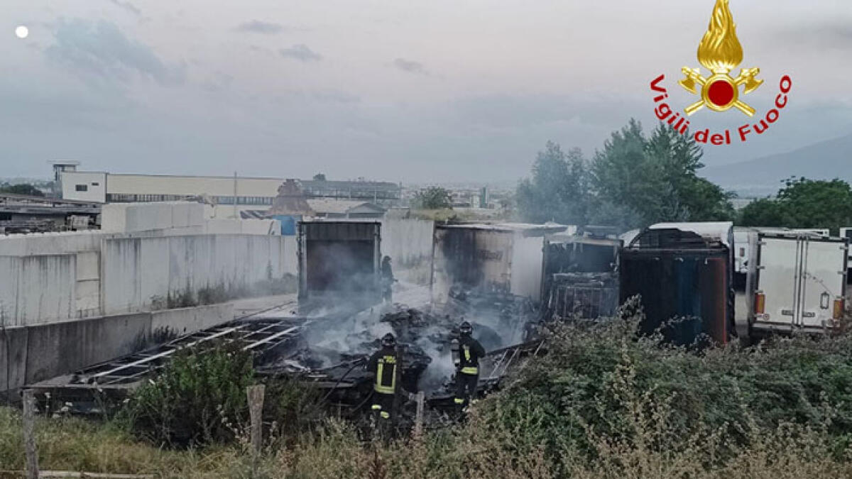 Notte d'inferno a Sarno, a fuoco quattro camion - 