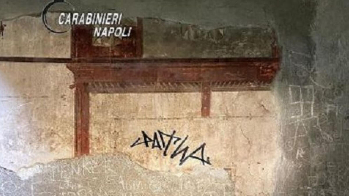 Turista sfregia parete degli Scavi - 