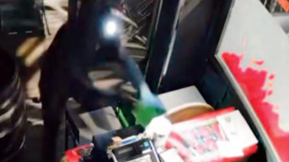 Ladri scoperti in casa sparano per darsi alla fuga - 