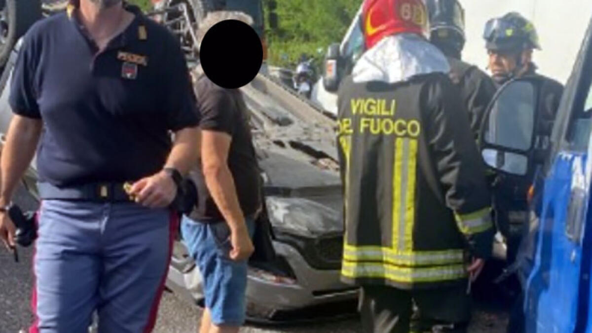 Tragico incidente sull'A2: auto ribaltate e tre veicoli distrutti - 