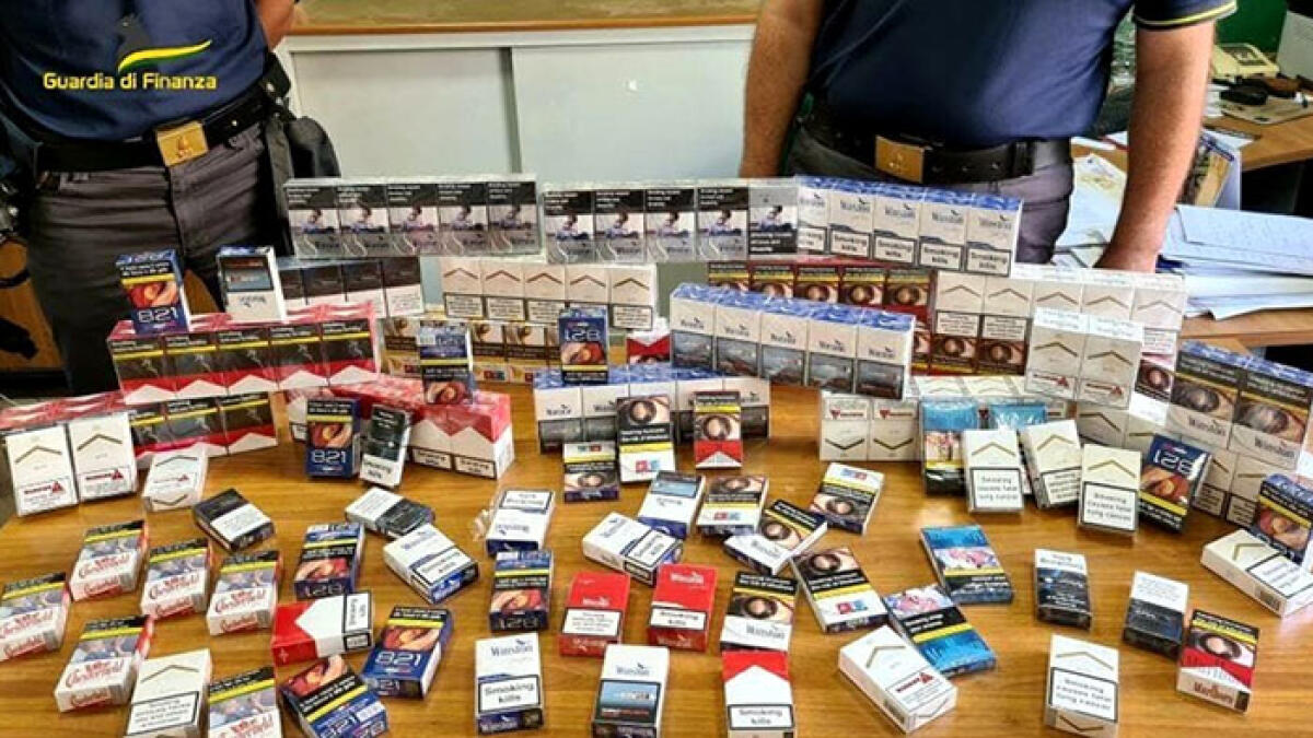 Scafati, sigarette di contrabbando in un'auto abbandonata - 