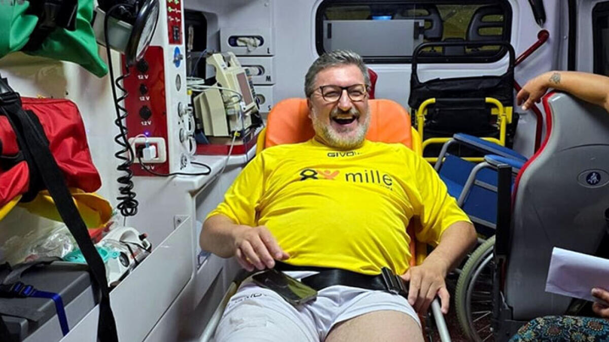 Il Vescovo gioca a calcio con i ragazzi dell'oratorio e si rompe il ginocchio - 