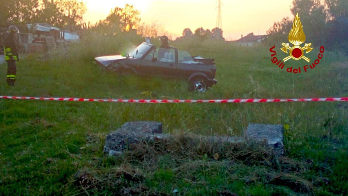 Si ribalta con l'auto d'epoca, 26enne muore schiacciato - 