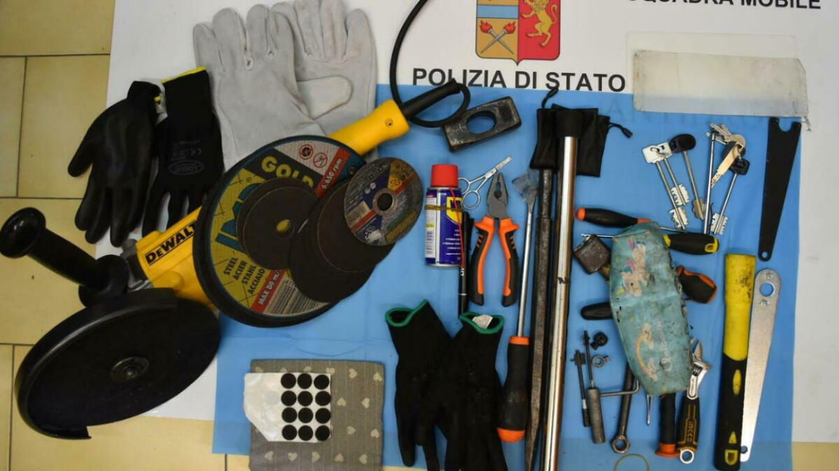 Ladri escono da una casa con i borsoni pieni di gioielli e utensili per lo scasso - 