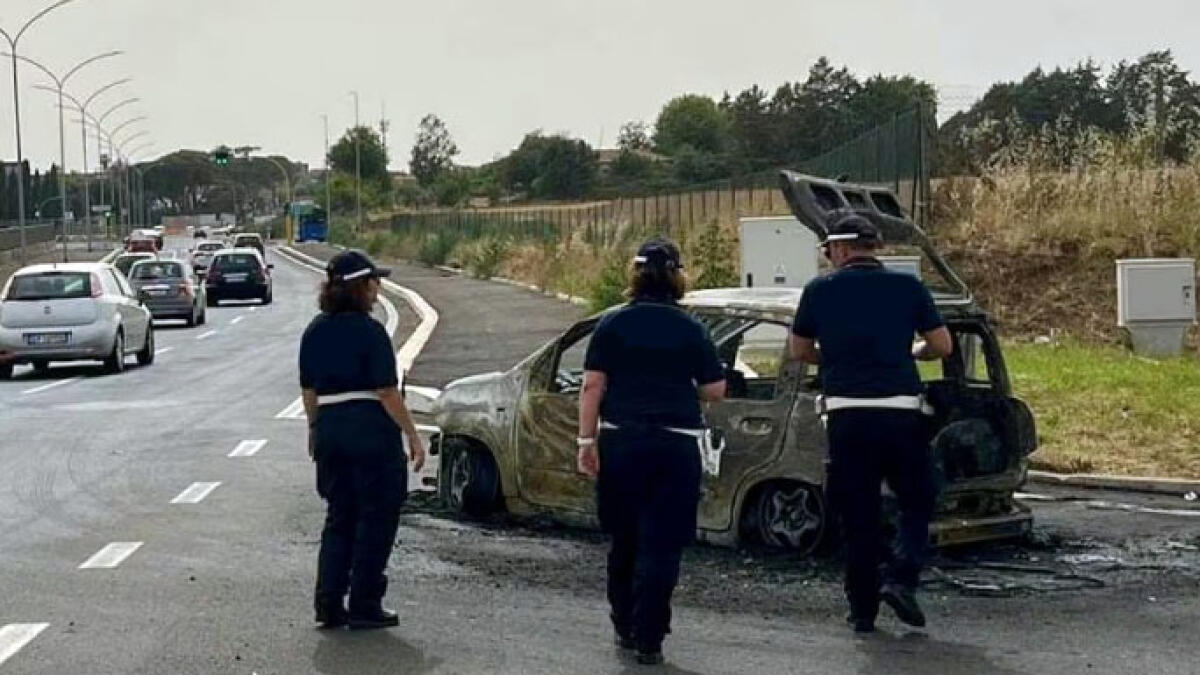 Auto va a fuoco dal benzinaio, la conducente è gravissima - 