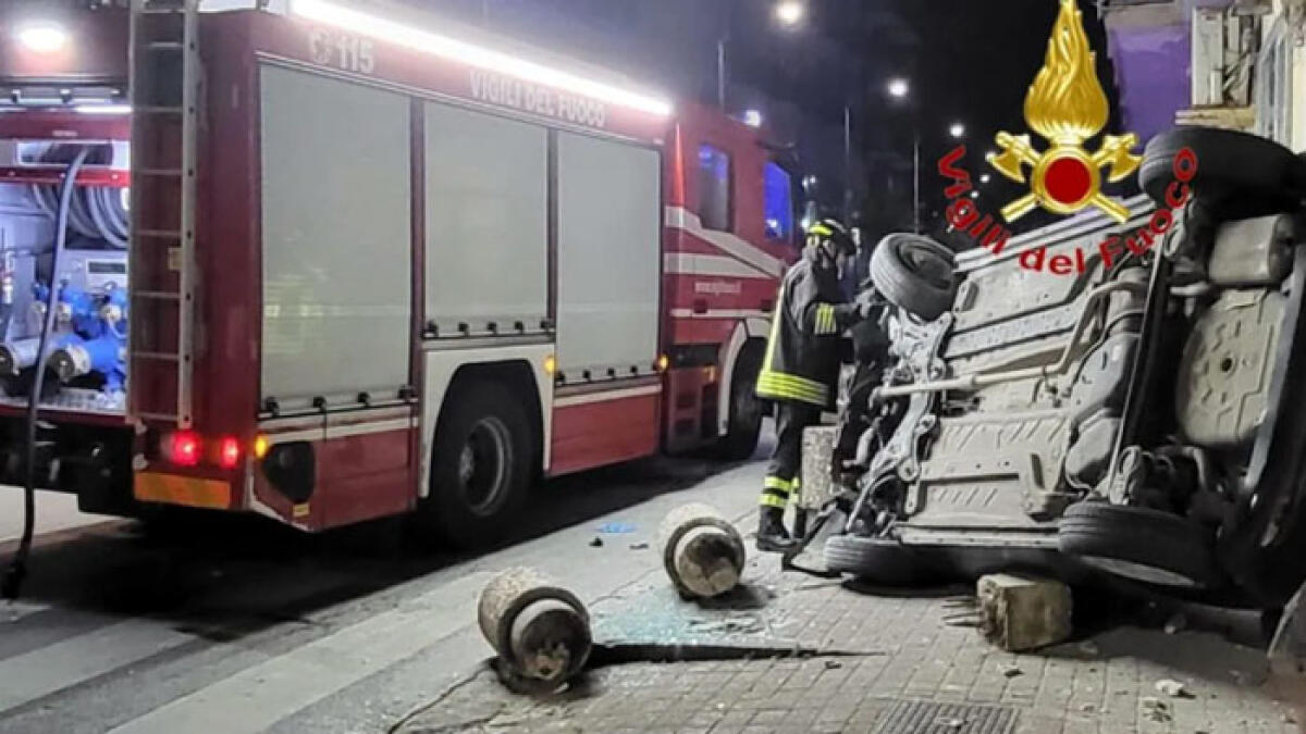 Auto finisce nella vetrina di un negozio e si ribalta - 