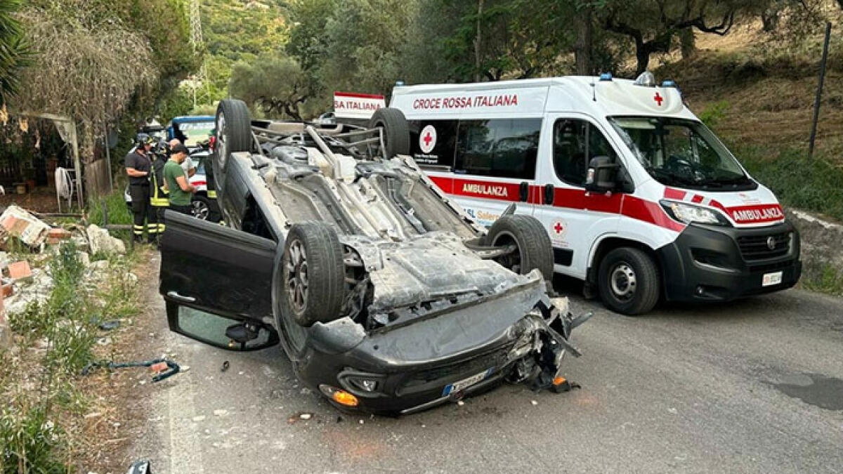 Dalla provincia di Napoli al mare, si ribalta con l'auto - 