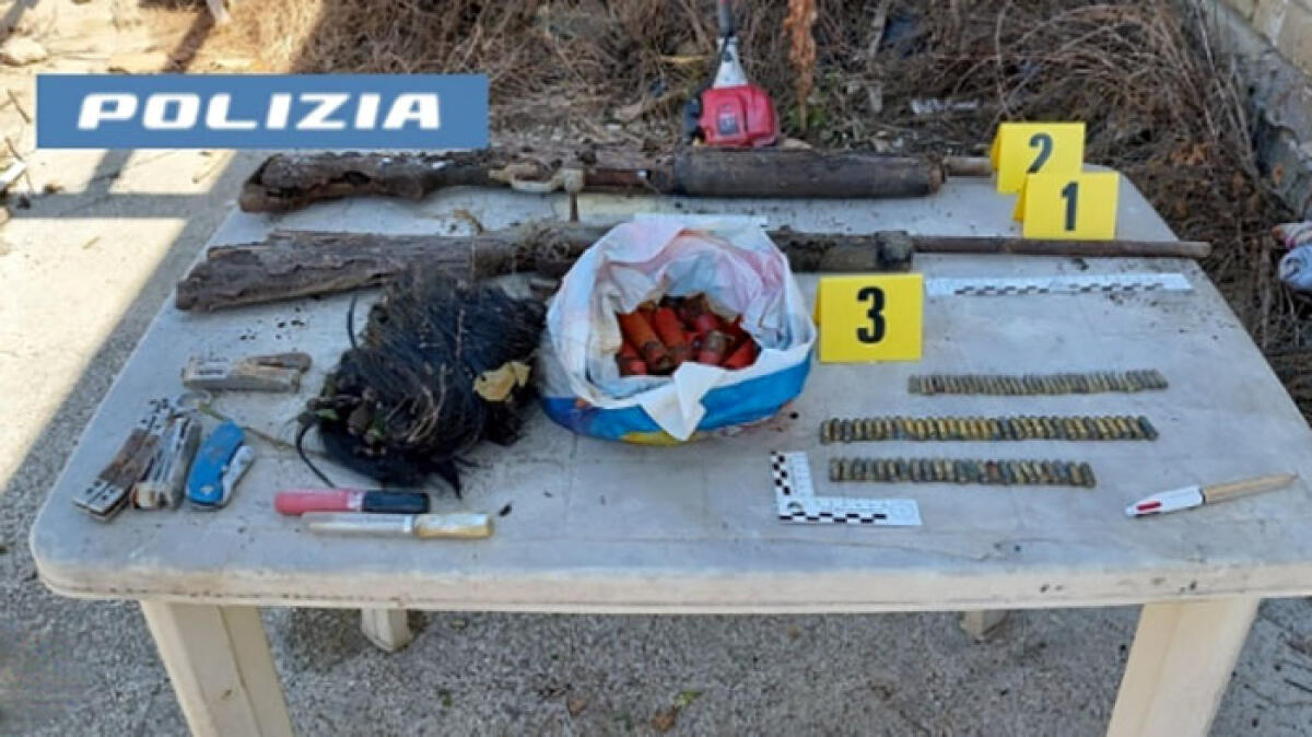 Blitz in un garage del Nolano: trovate auto rubate, esplosivi e armi - 