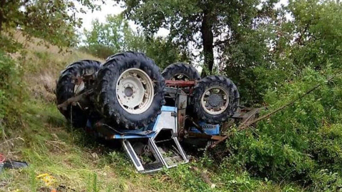 Finisce sotto al trattore e muore - 