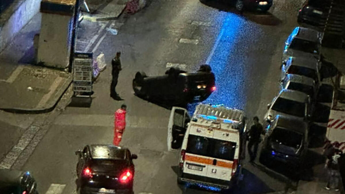 Napoli, auto si ribalta e finisce la corsa in mezzo alla carreggiata - 