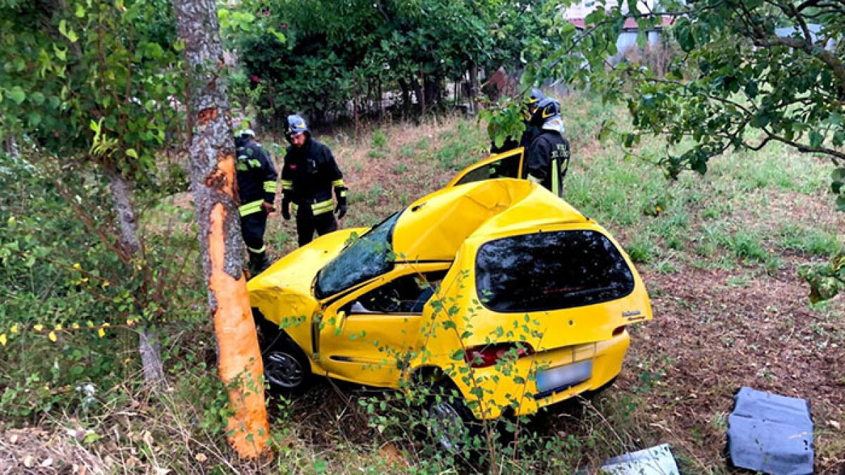 Auto esce di strada e finisce contro un albero - 