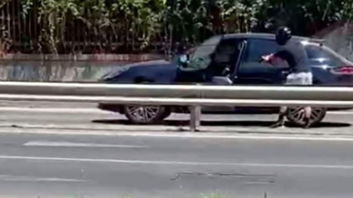 Rapina nel traffico ripresa con i cellulari - 