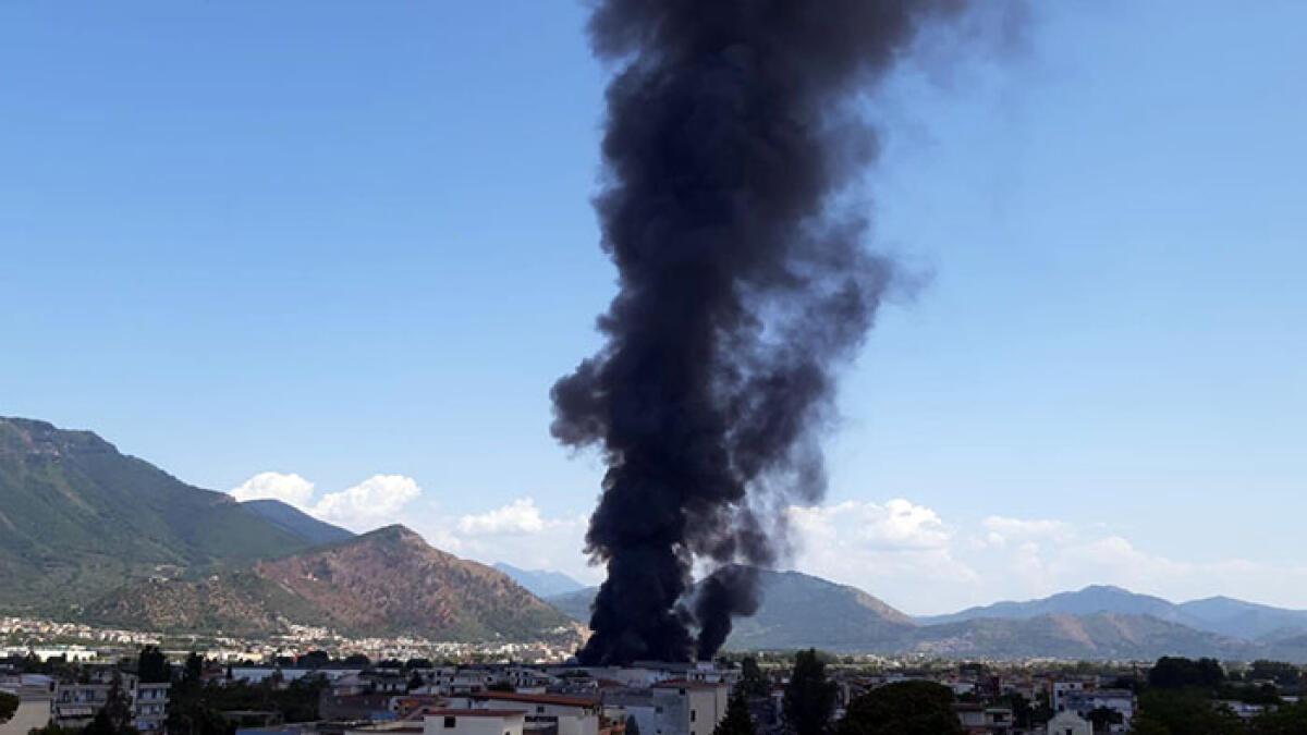 Incendio Idav a Striano, l'ordinanza del sindaco: "Chiudete le finestre" - 