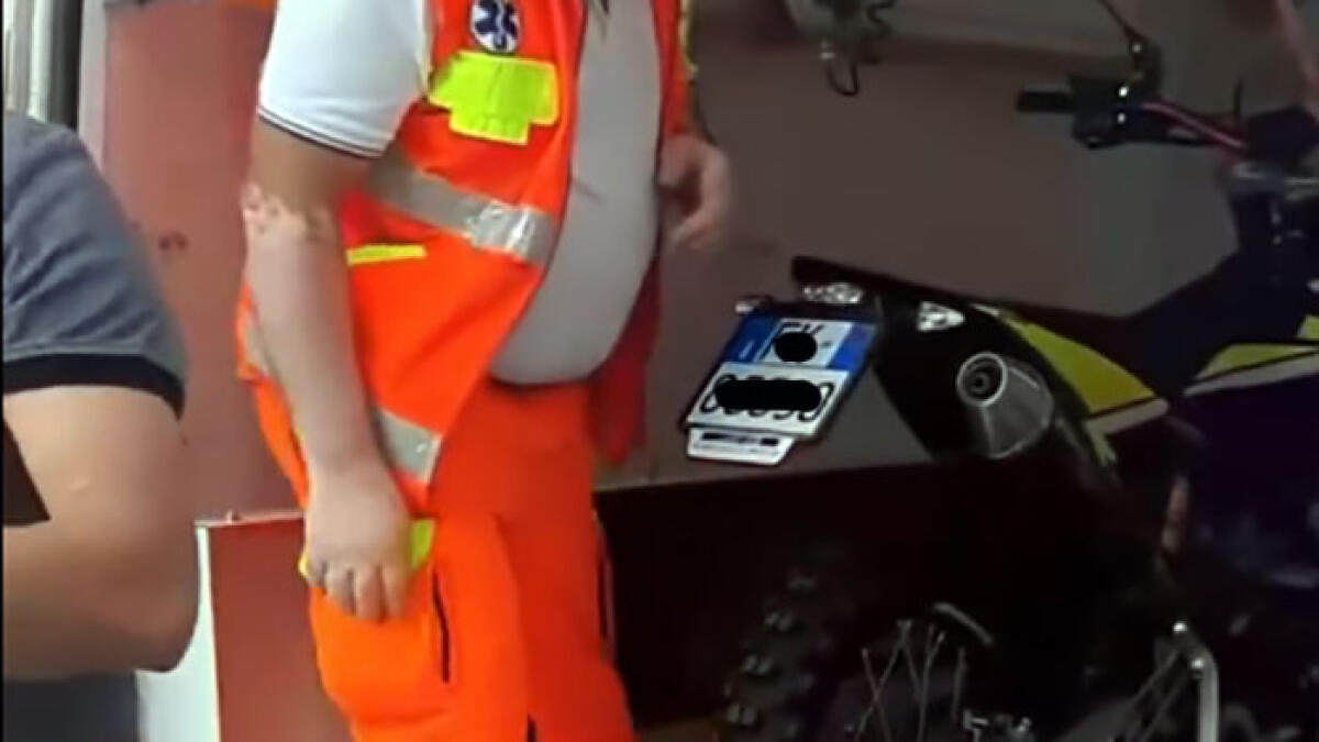 Ambulanza usata per trasportare una moto - 