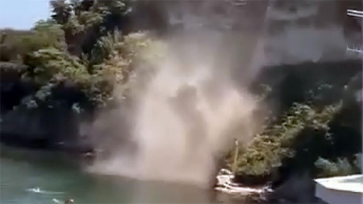 Dopo la scossa frana un costone vicino ai bagnanti - 