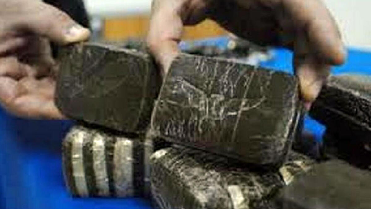 Va Ischia con un chilo di droga nella borsetta - 