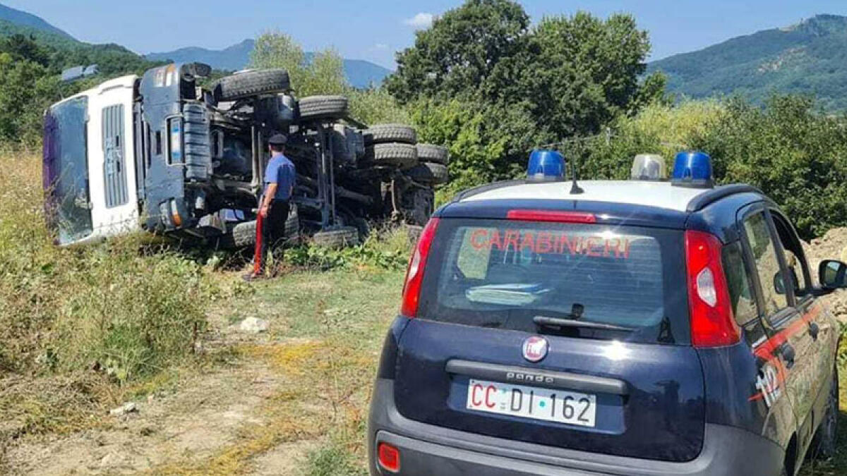 Camion si ribalta mentre scarica - 