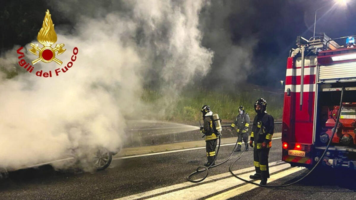 Due auto in fiamme in poche ore sull'A16 - 