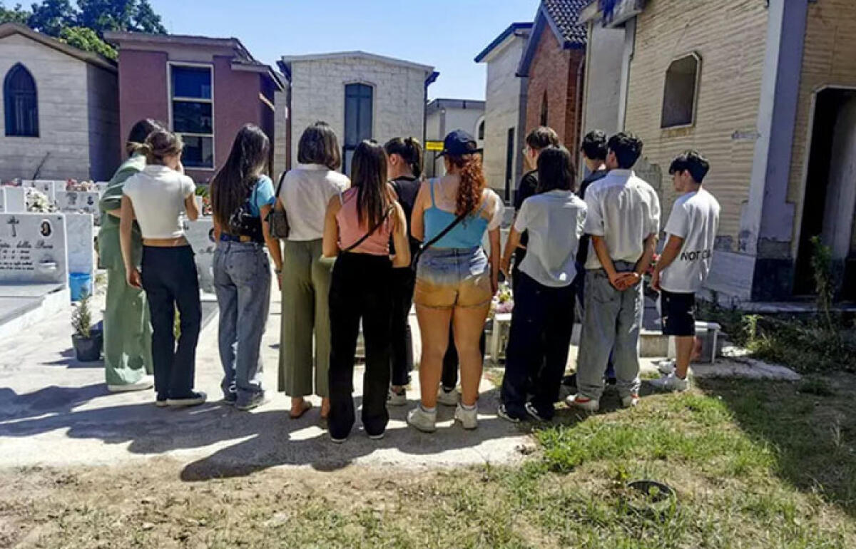 Sulla tomba della Prof dopo la Maturità - 