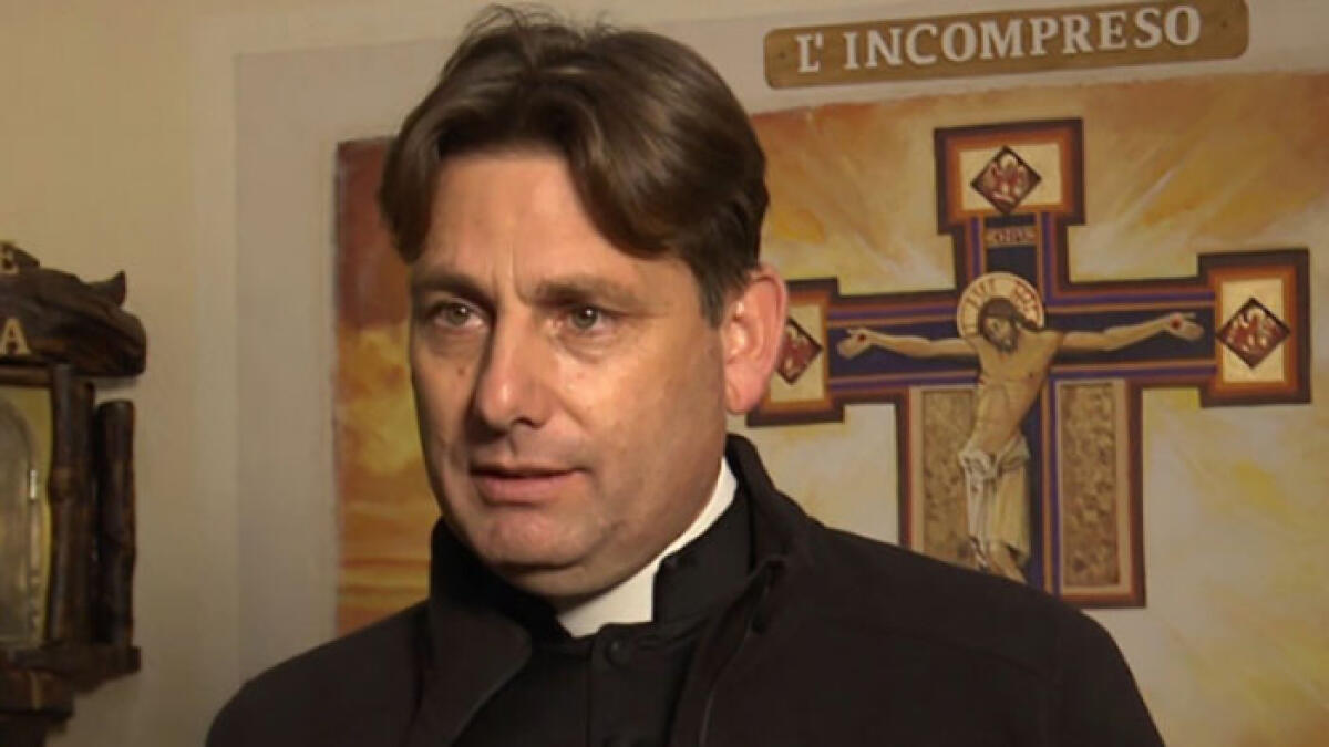 Il parroco fa chiudere la piazza di spaccio urlando al megafono - 