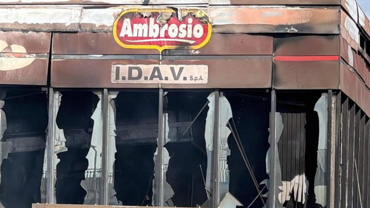 Striano, la fabbrica bruciata è totalmente collassata - 