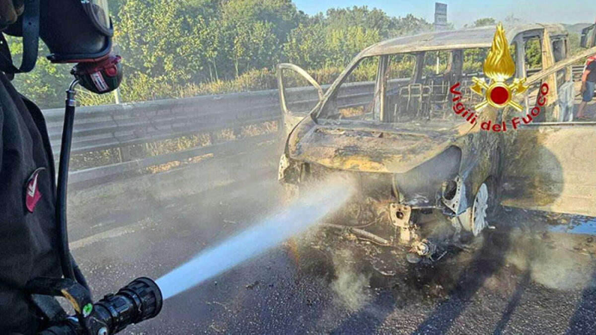 Caos Autostrada del Mare, auto avvolta dalle fiamme - 