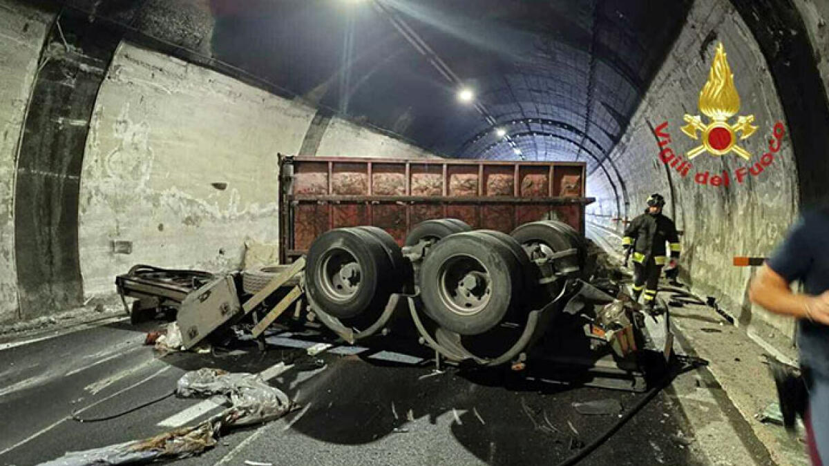 Scontro tra tir sull'A16, muore camionista - 