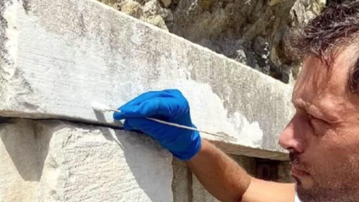 Scavi di Pompei, scritta su un monumento funerario - 