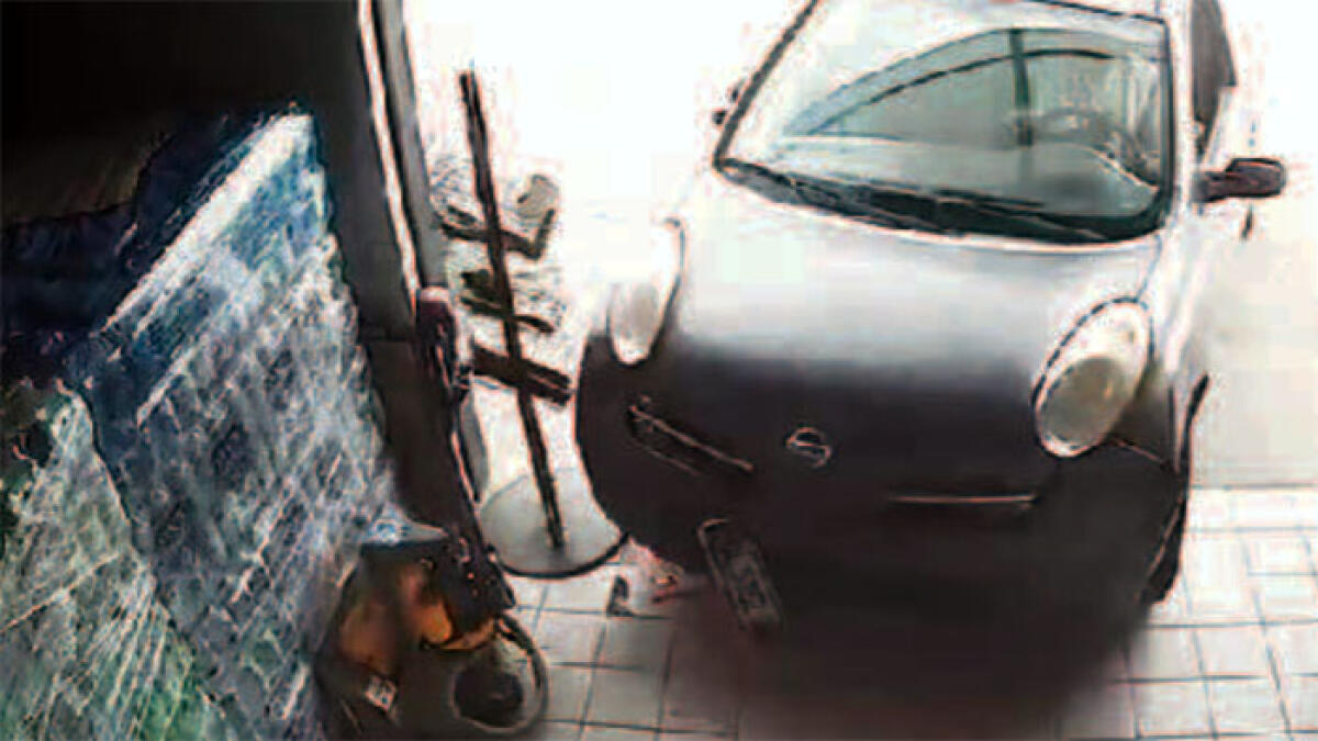 Ruba un'auto e si lancia nel supermercato - 