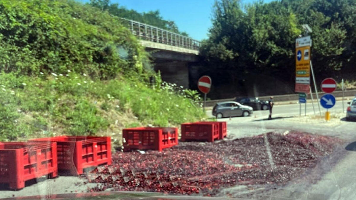 Tir perde carico di ciliegie sul Raccordo - 