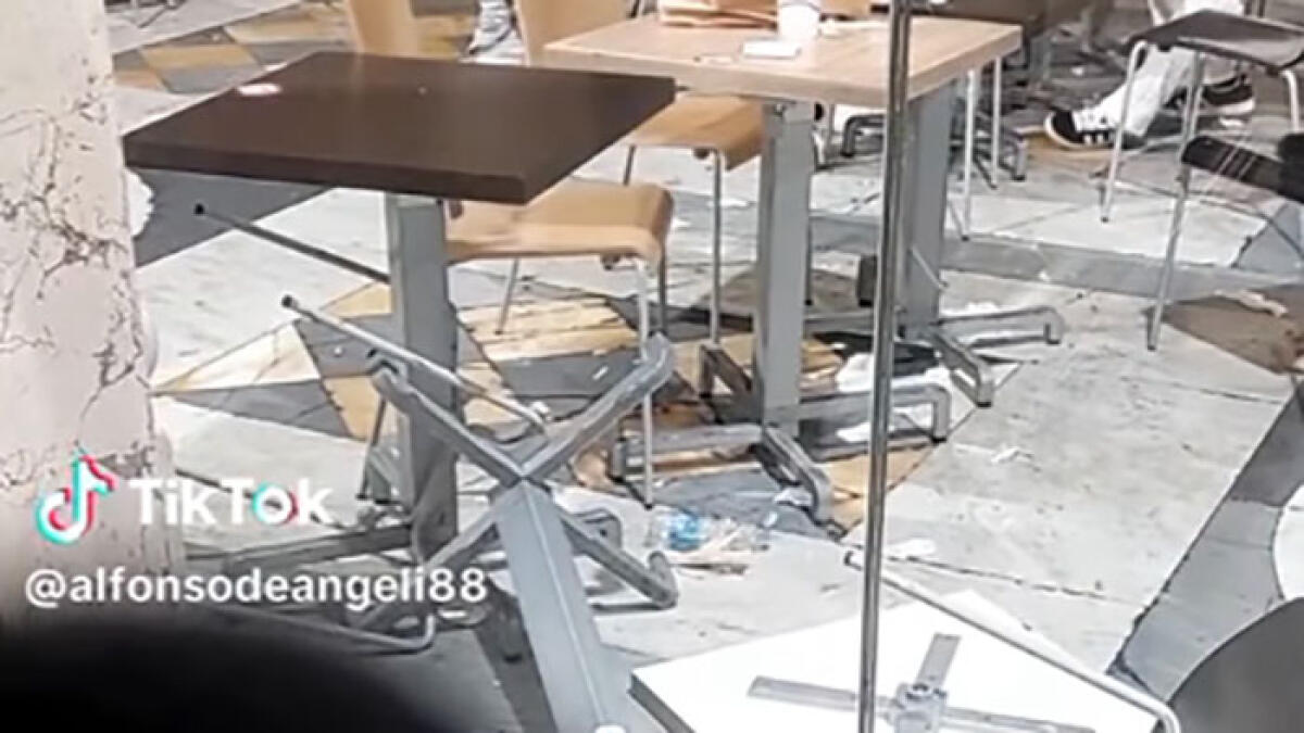 Furiosa rissa al McDonald's, tavoli e sedie sfasciati GUARDA IL VIDEO - 