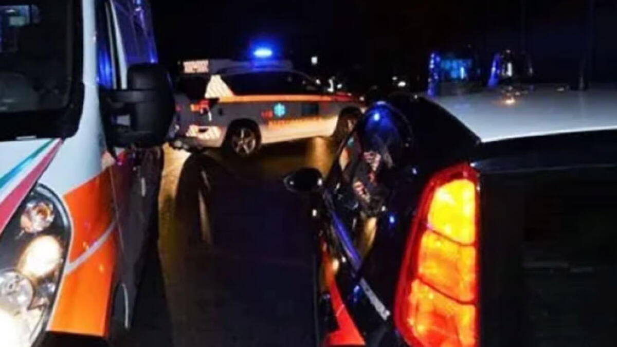 Auto finisce contro un muro e prende fuoco, a bordo 5 giovanissimi - 