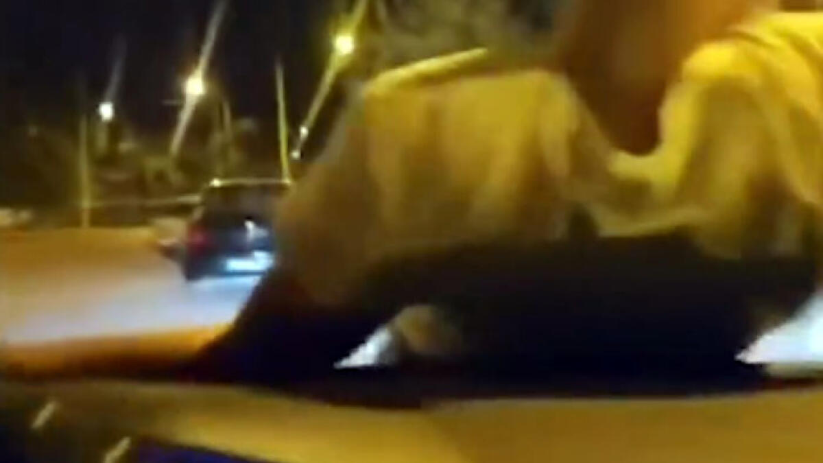 Steso sul cofano dell'auto: challenge della follia nei Paesi Vesuviani - 