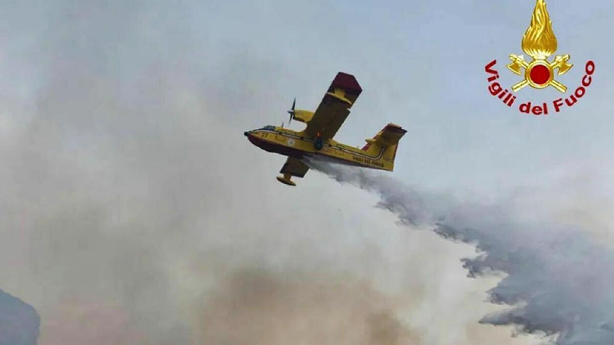 Vesuvio in fiamme, tornano paura e Canadair - 