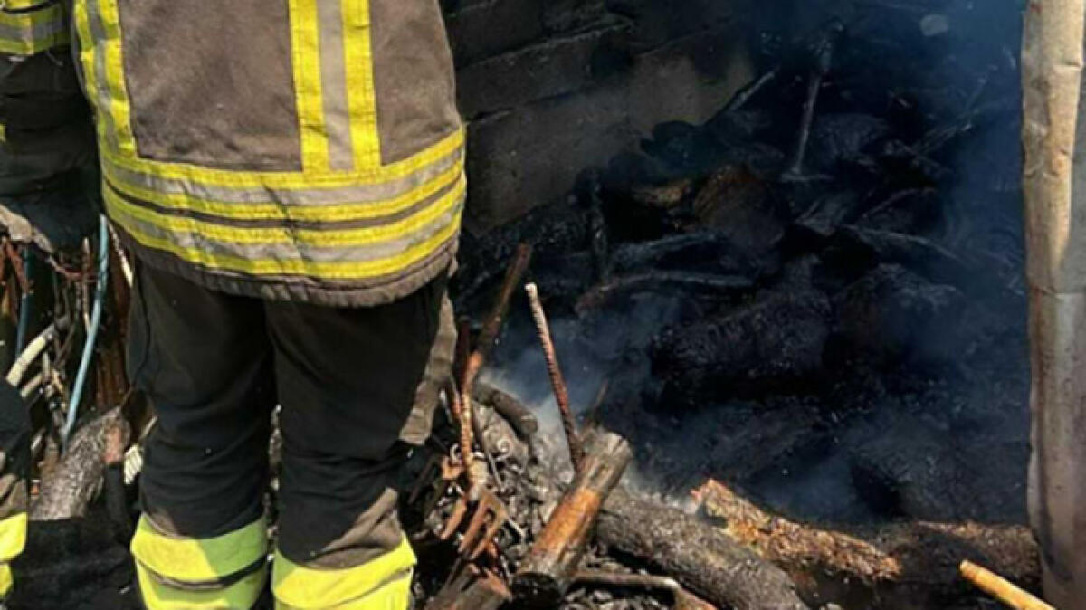 Deposito in fiamme, due persone in ospedale - 