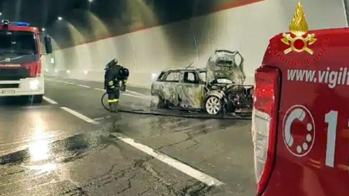Auto va a fuoco nella galleria dell'autostrada - 