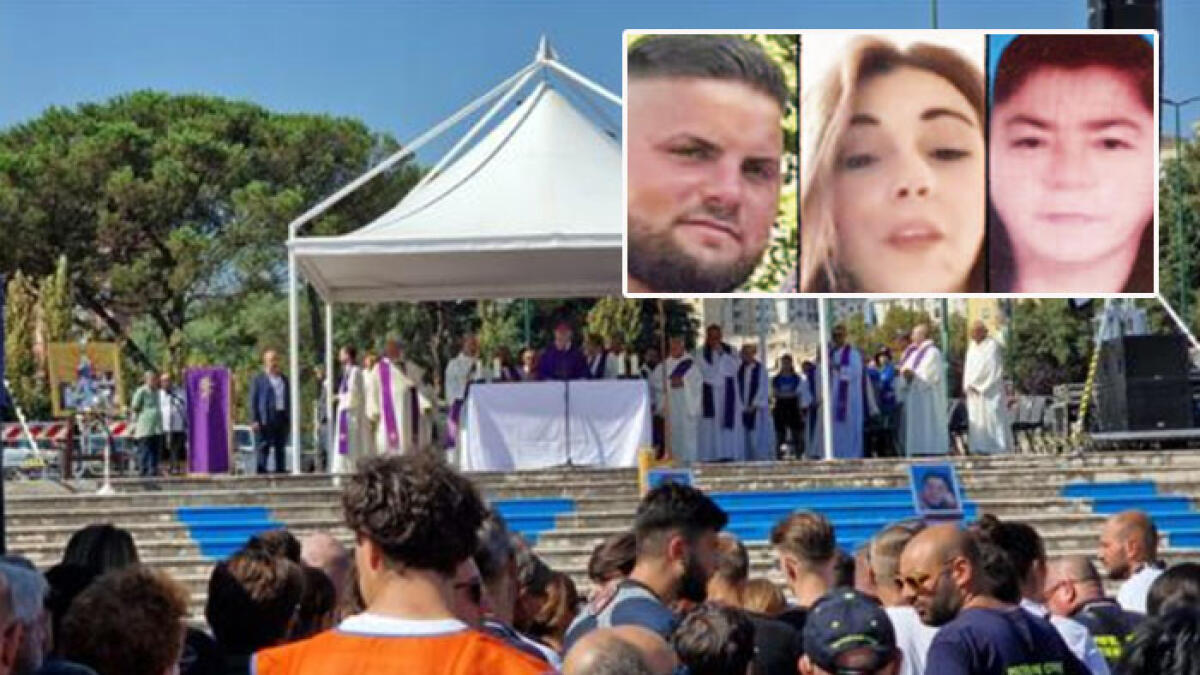 In centinaia ai funerali delle tre vittime di Scampia - 