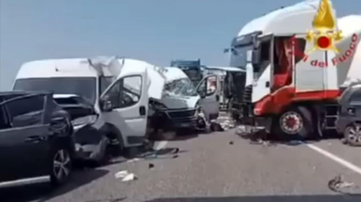 Tir travolge quattro auto sulla Salerno-Reggio: due morti - 