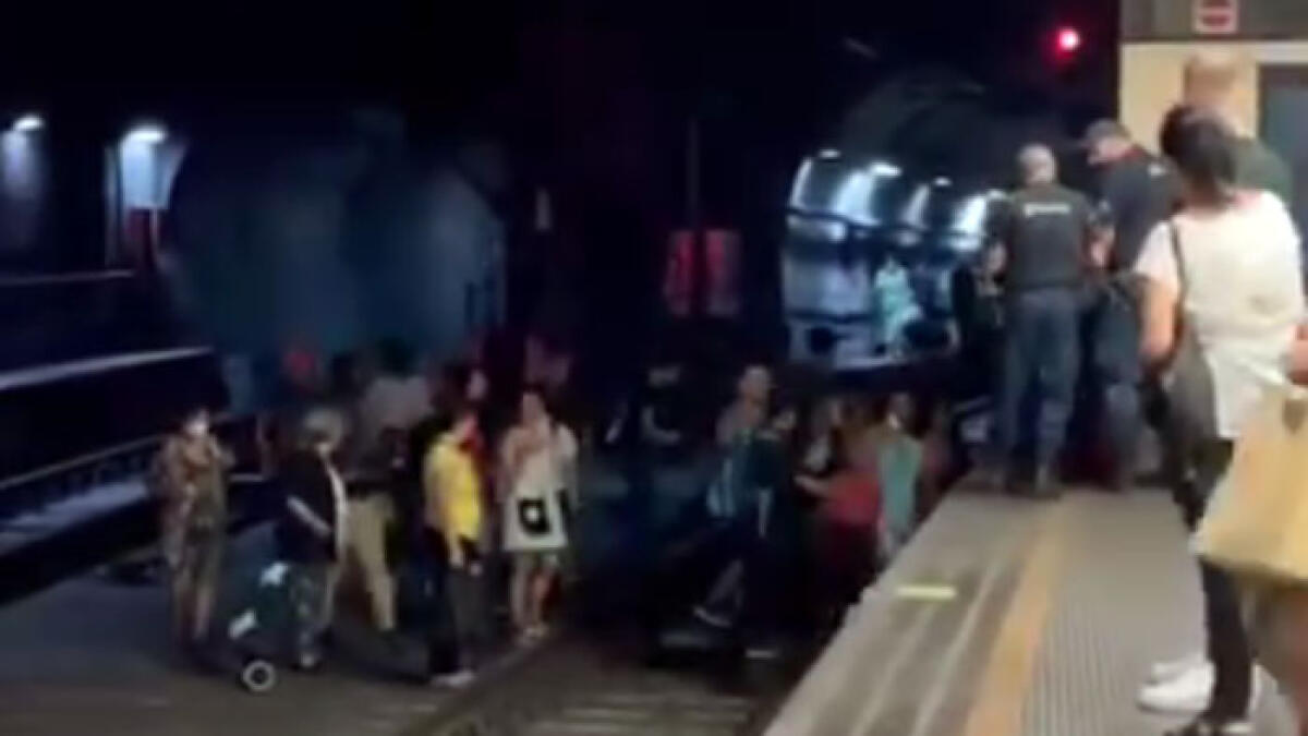 Metro in avaria, passeggeri sui binari - 