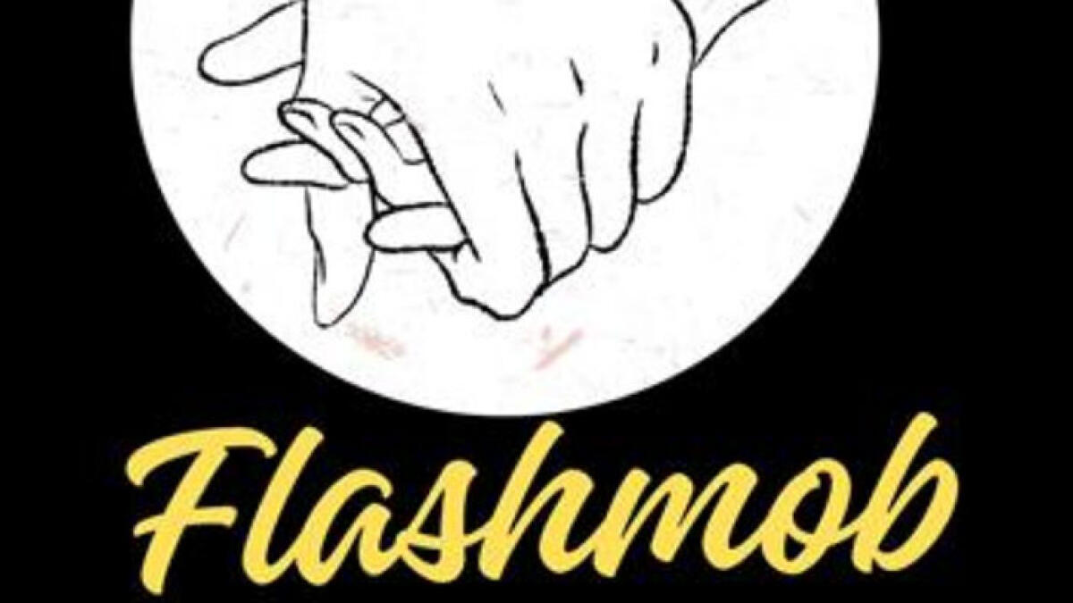 Spari tra i bagnanti, catena umana a Torre Annunziata - 