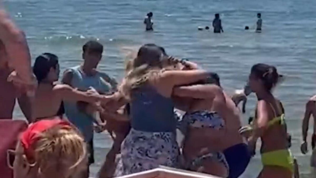 "Strascino" in spiaggia tra donne: guarda il video virale - 