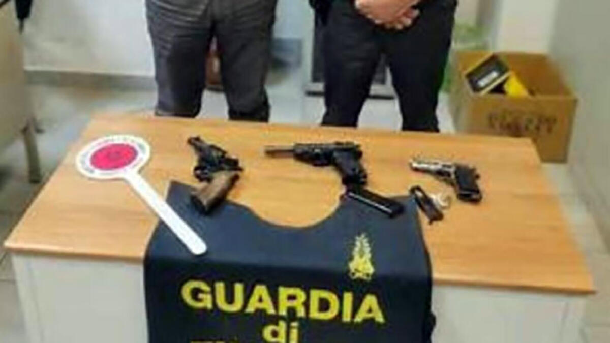 Tre pistole e le munizioni scoperte in un tombino - 