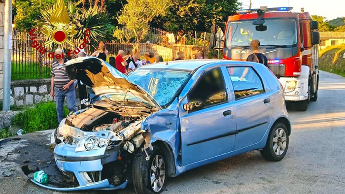 Si stacca lamiera dall'auto e uccide una persona - 