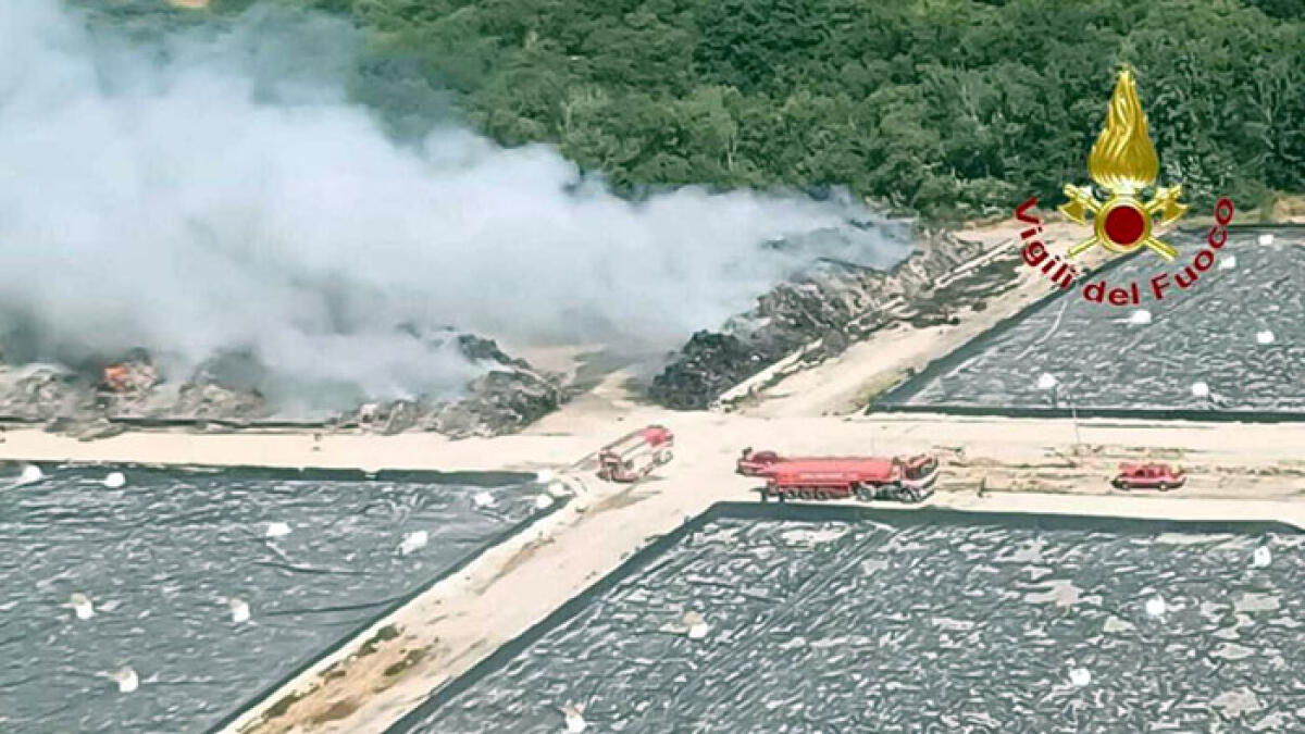 Mega incendio di ecoballe, fumi verso il mare - 