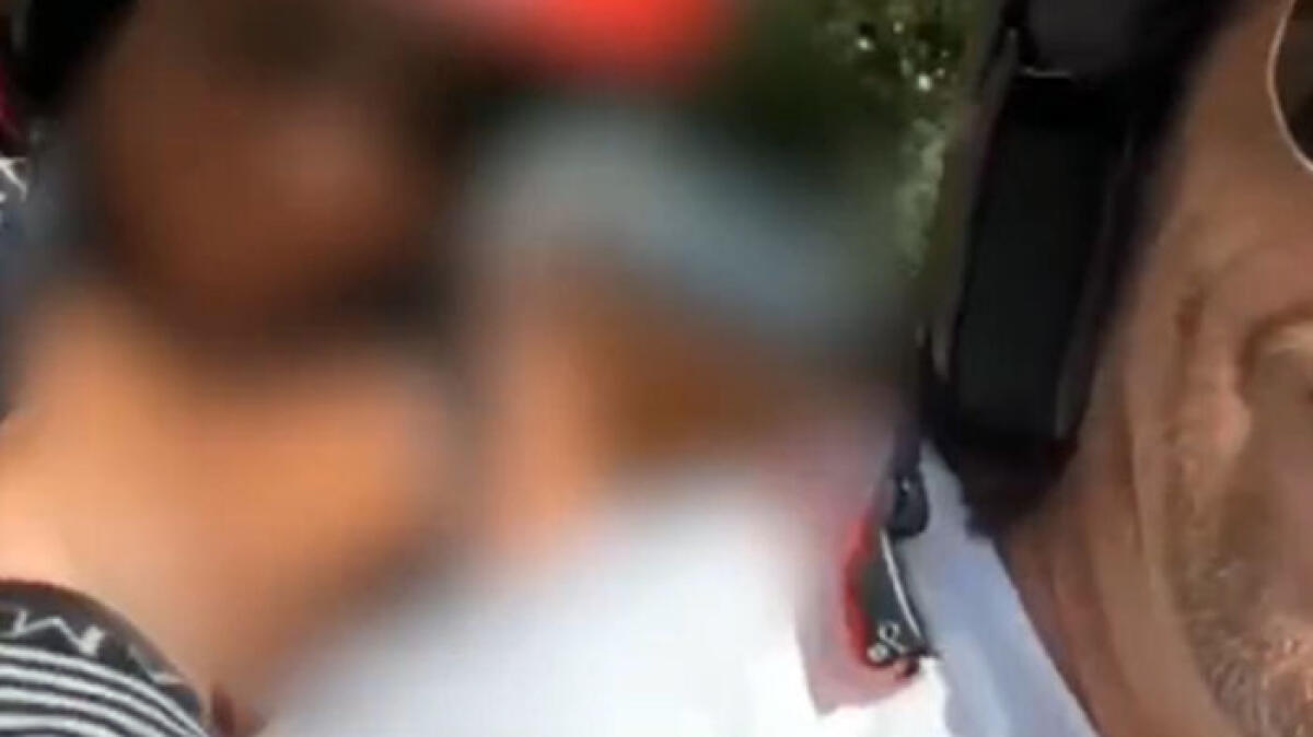 Latte al neonato sullo scooter, follia di mamma e papà ex calciatore - 