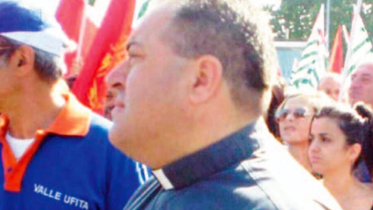 Parroco strattona i bimbi, scoppia il caos - 