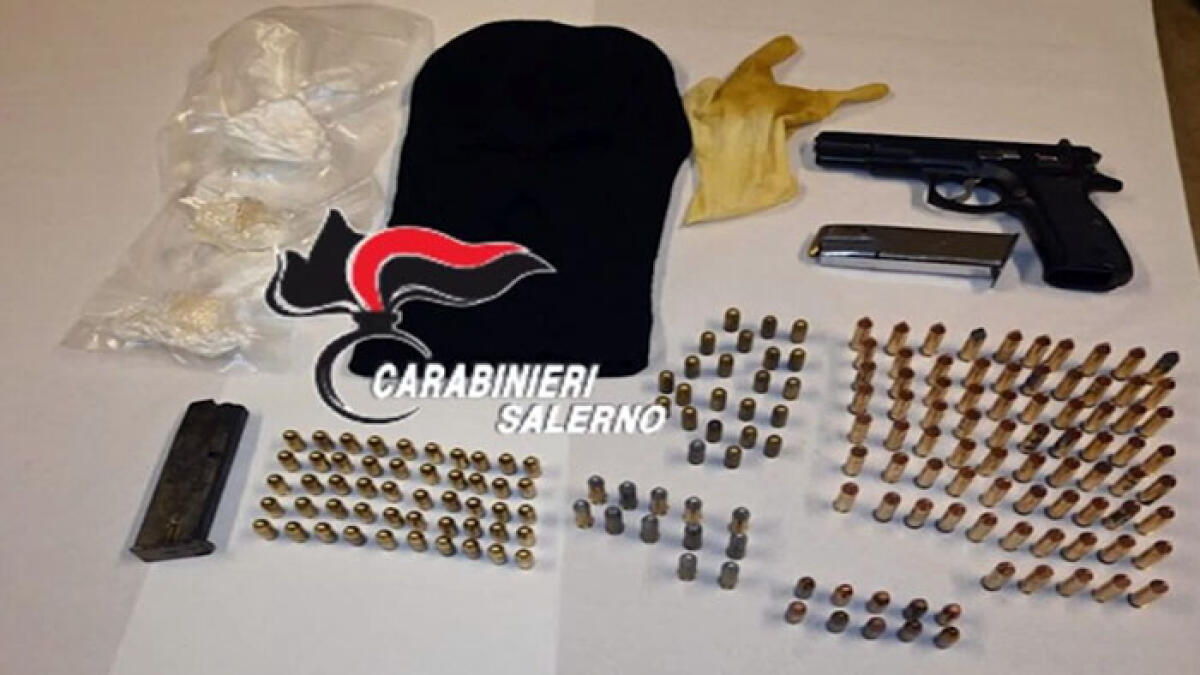 A Scafati pistola, pallottole e droga nascosti in un tombino - 