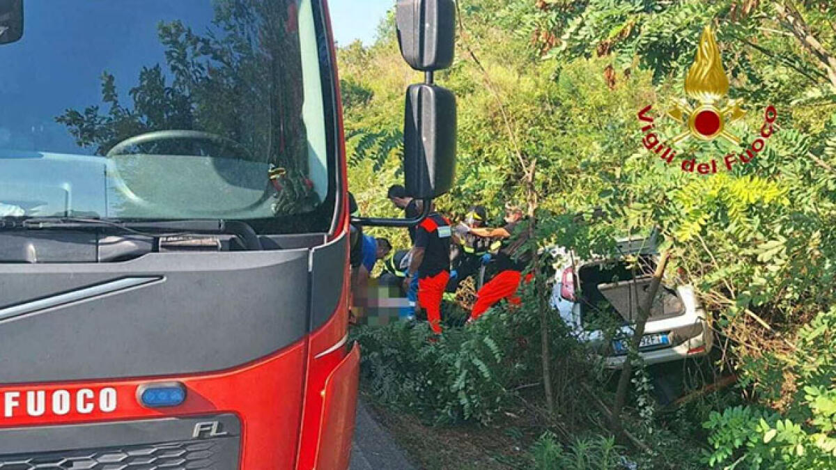 Auto esce di strada, coppia finisce nella scarpata - 