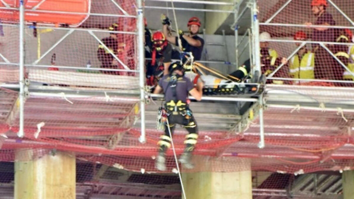 Pompieri in azione sul cantiere dell'autostrada - 