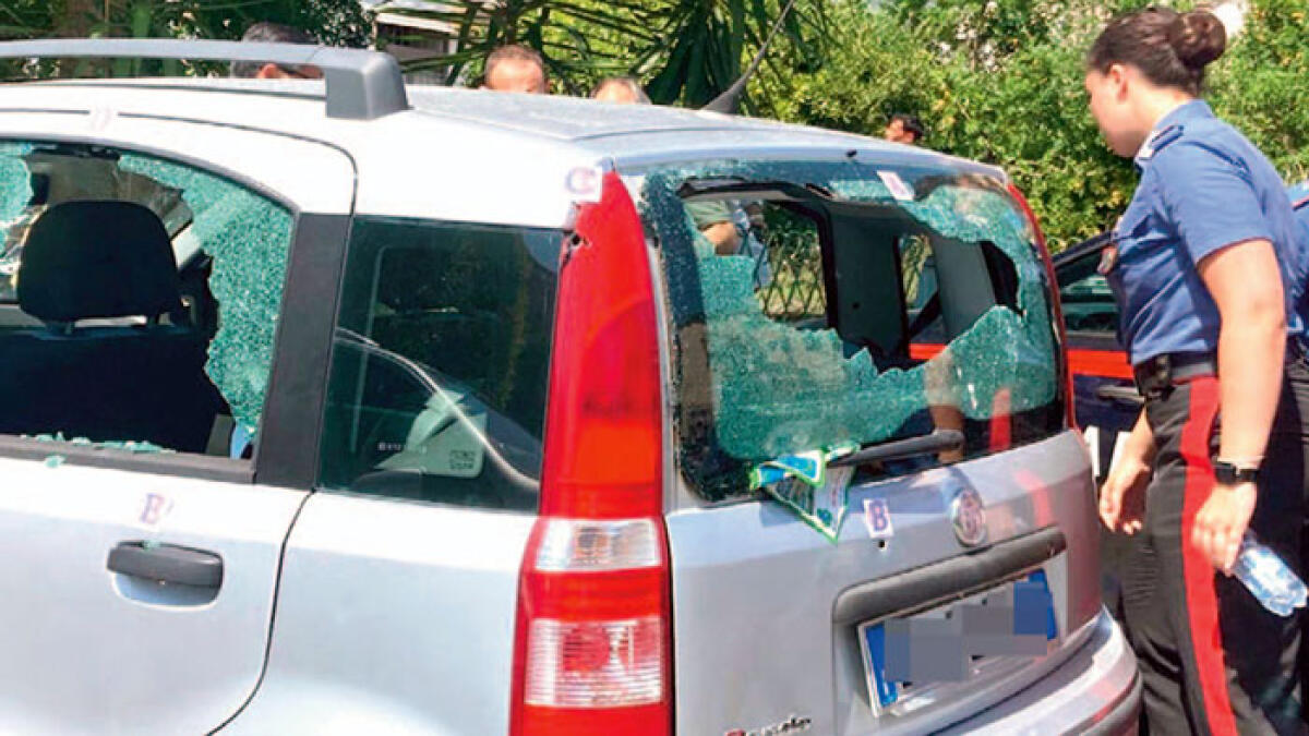 La camorra spara: ragazzino colpito da una pallottola ai genitali, Panda distrutta - 